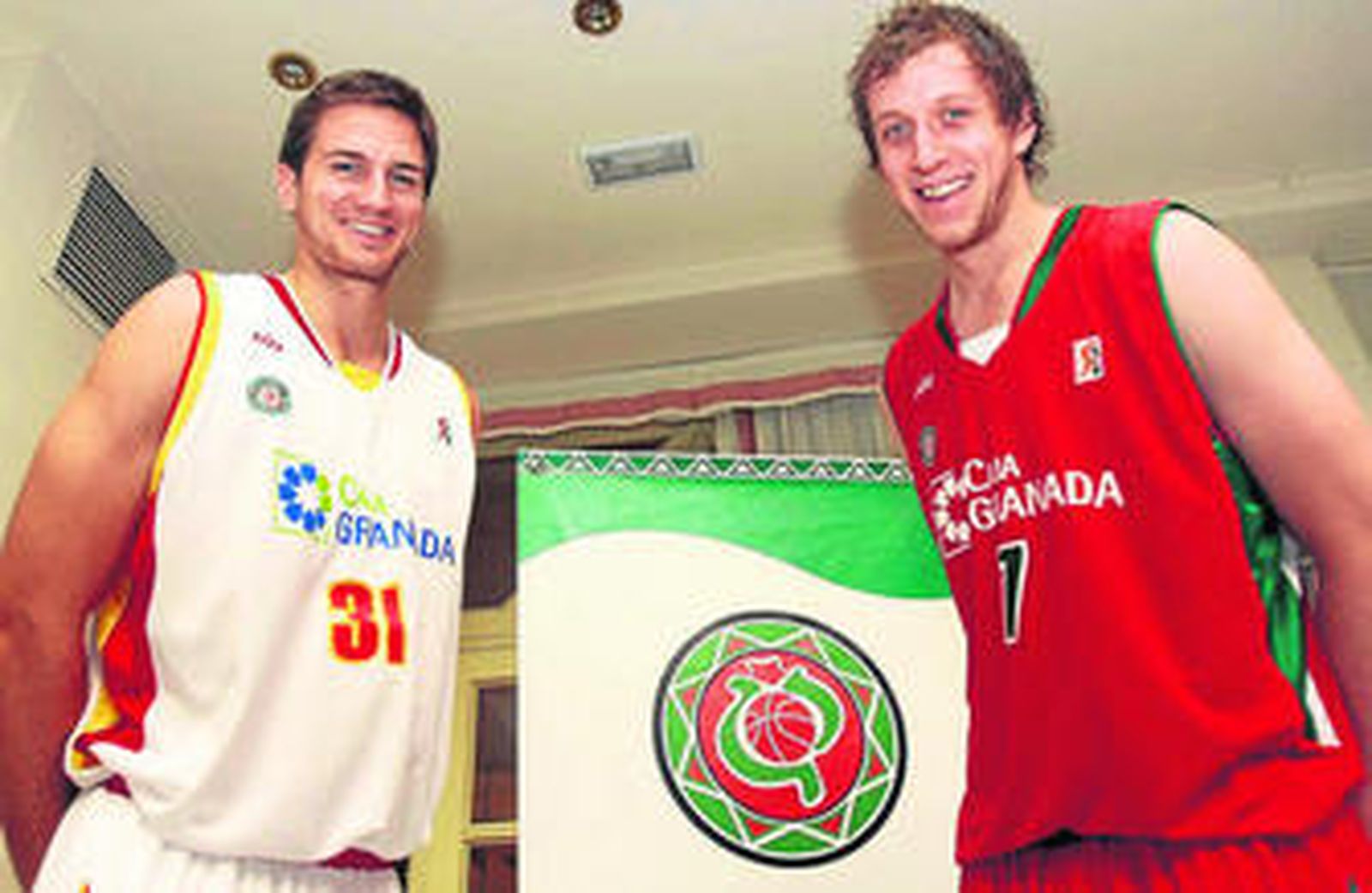 Robert Kurz y Joe Ingles hicieron de modelos en la presentación  de las nuevas equipaciones del CB Granada.