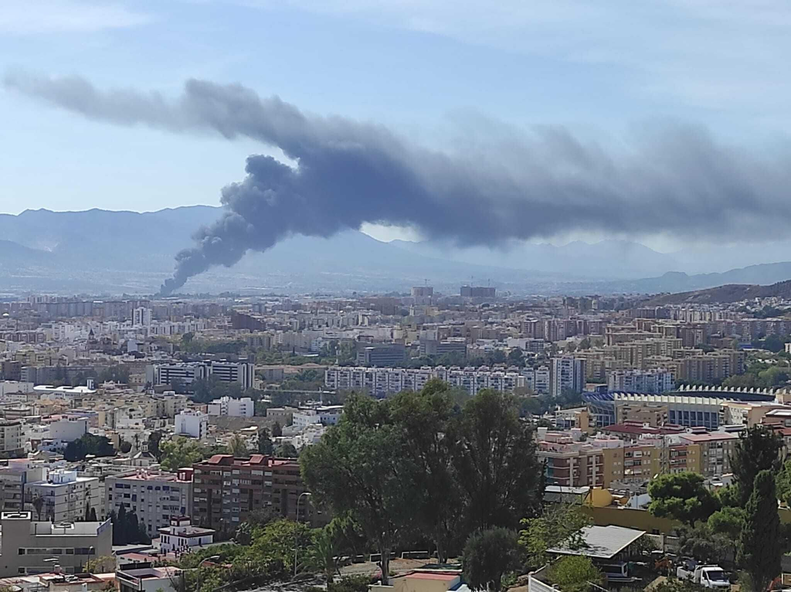 El incendio en el polígono Guadalhorce de Málaga, en fotos