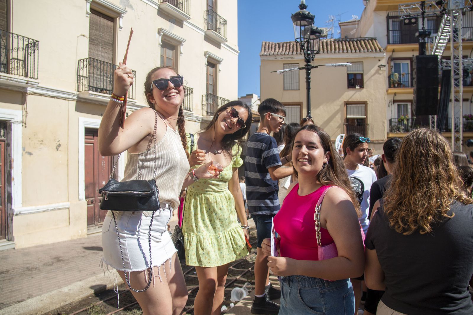 La Costa de Granada celebra y baila al ritmo de las Cruces