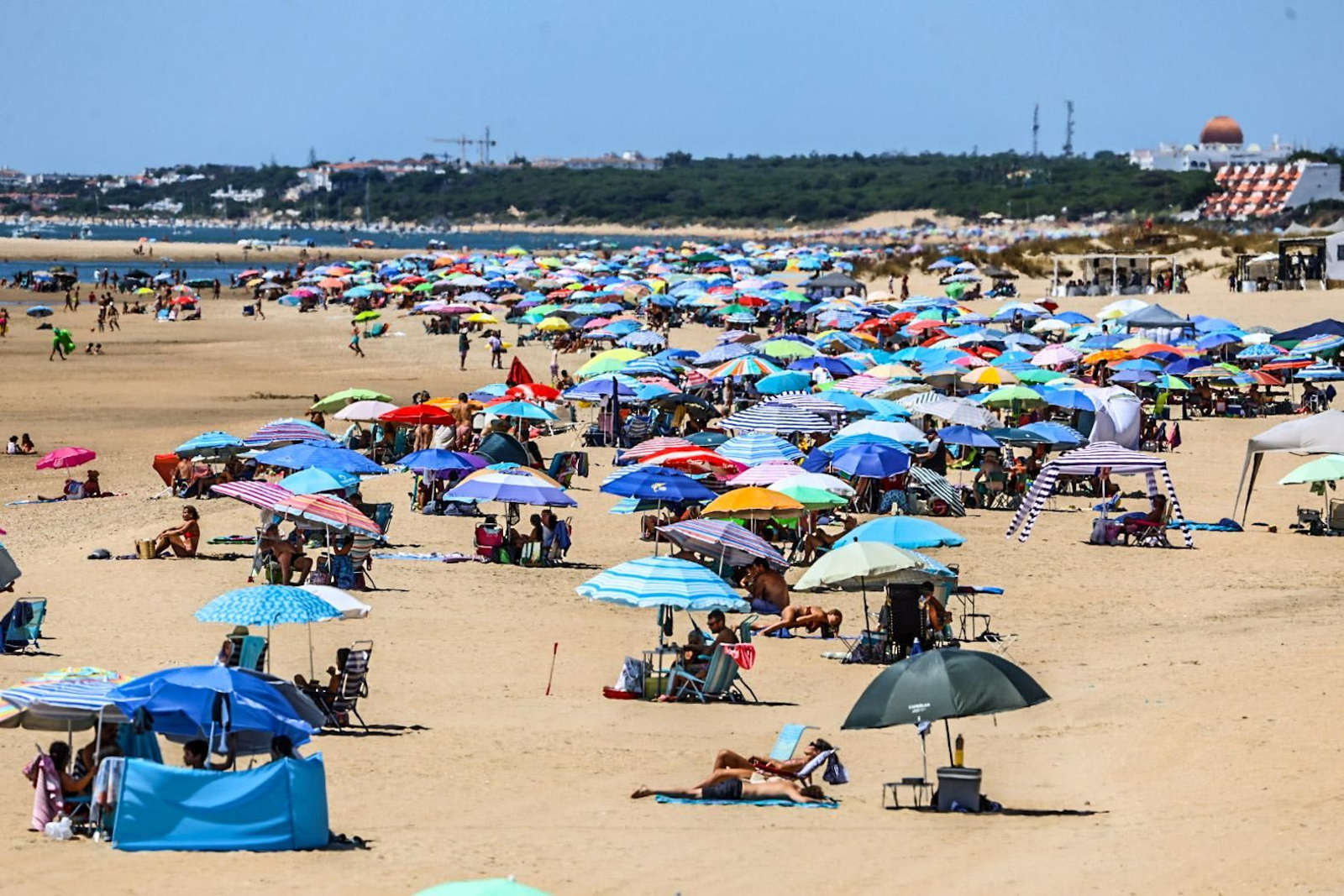 Imágenes de la soleada mañana de playa en Punta Umbría