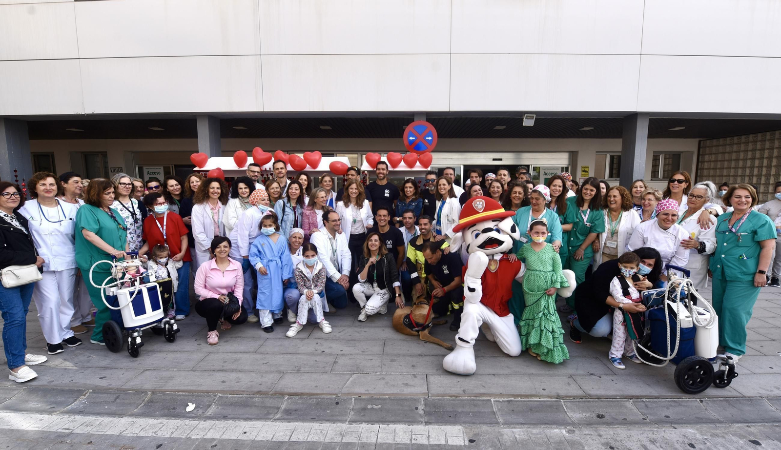 El Reina Sofía celebra el Día del Niño Hospitalizado con la visita de los bomberos, en imágenes
