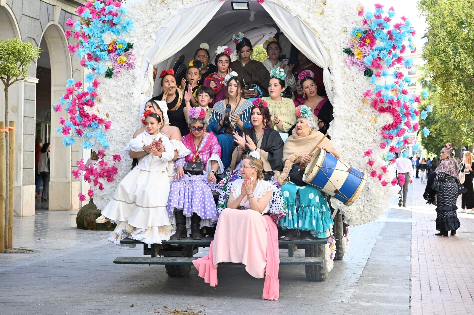 Imágenes de los peregrinos de la Hermandad de Emigrantes en su salida por las calles de Huelva