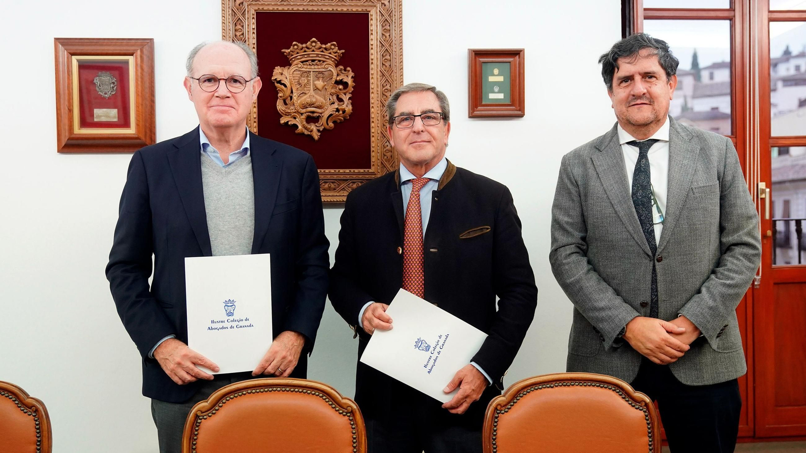 Firma del acuerdo entre el decano de la Abogacía granadina, Leandro Cabrera (centro), y el presidente de la Fundación Amigos de la Alhambra, David María Jiménez (izquierda)