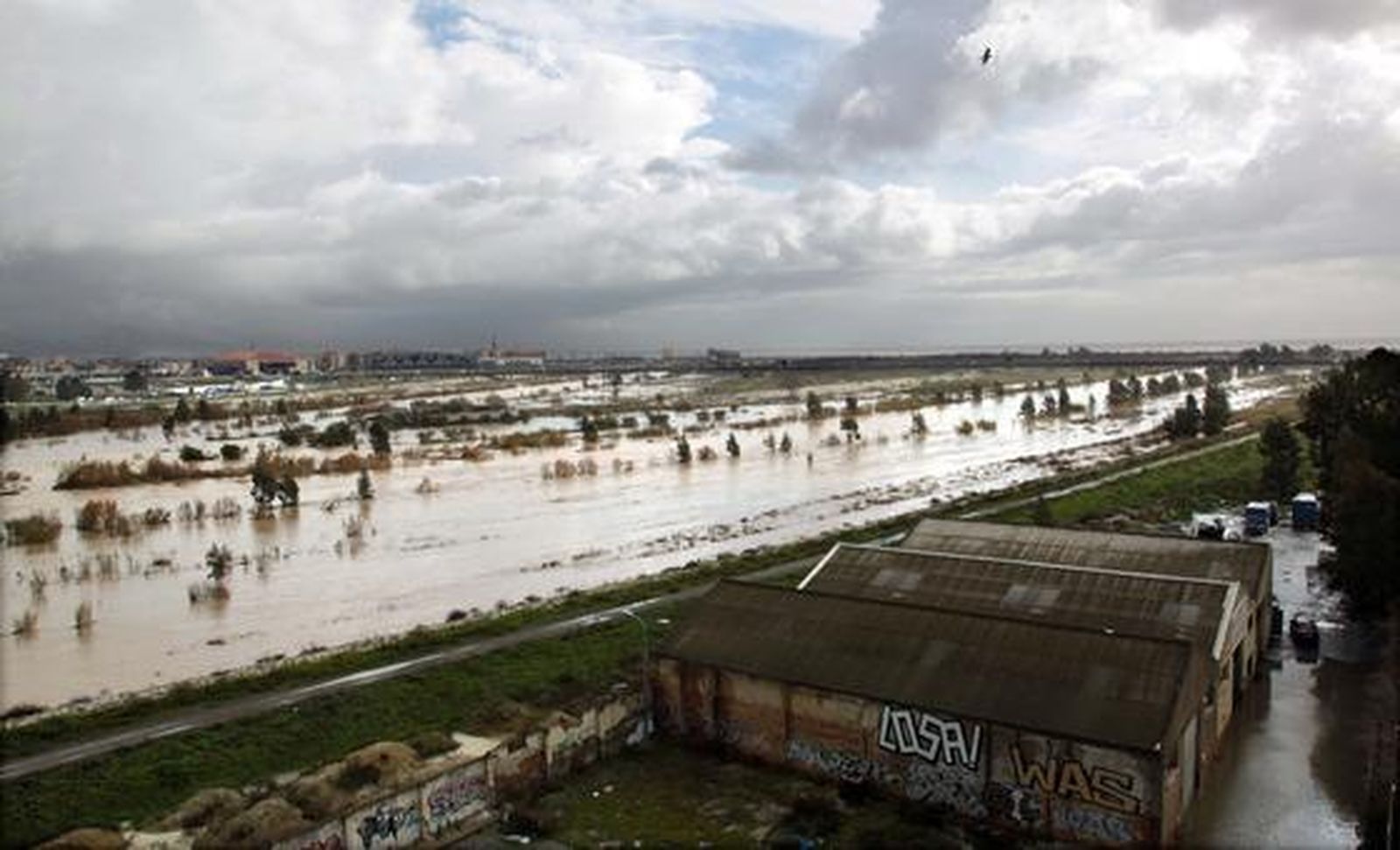El río Guadalhorce, desbordado en Málaga.

Foto: Migue Fernández, Sergio Camacho, Agencias