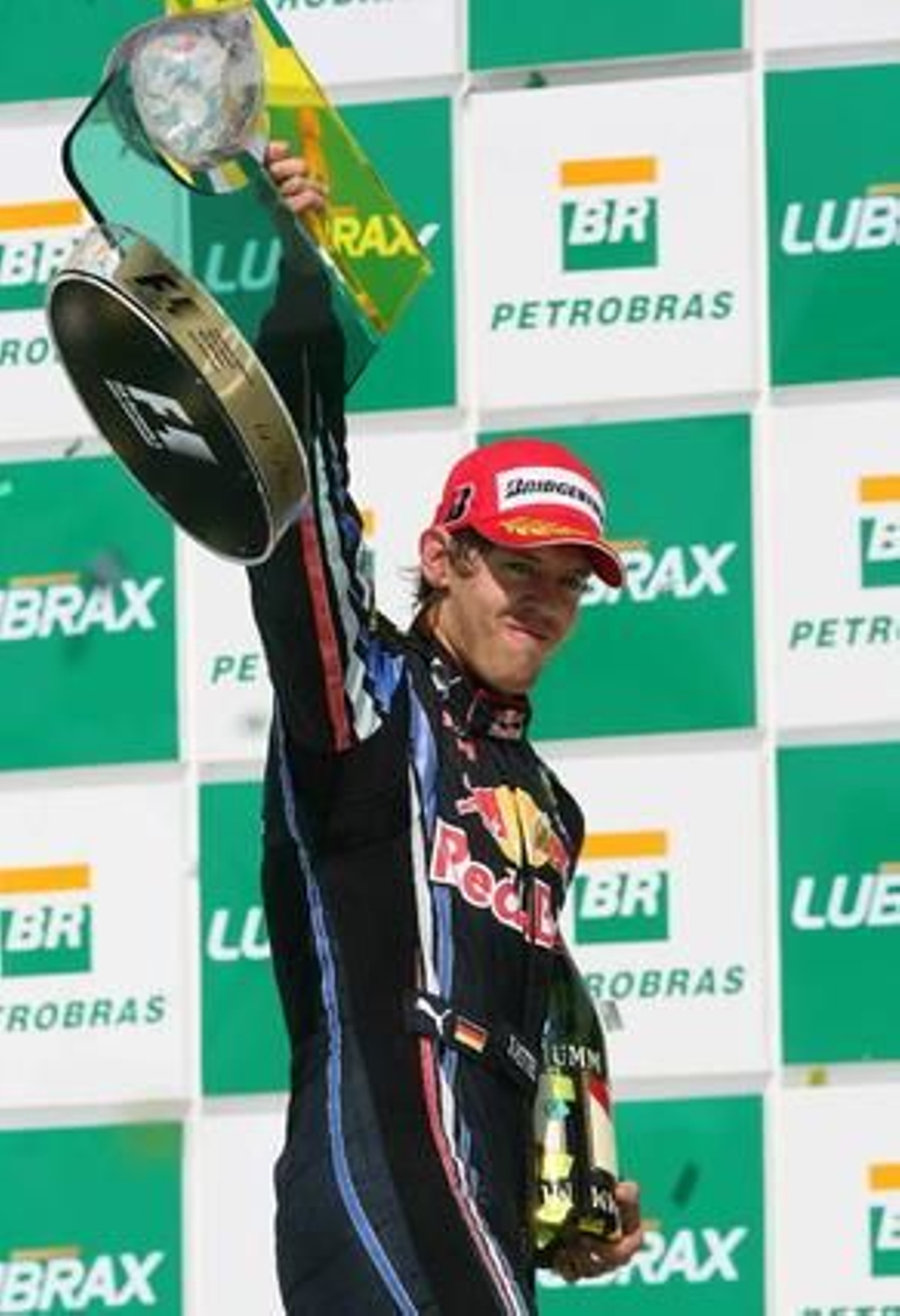 Vettel gana en Interlagos por delante de Webber y Alonso. / EFE