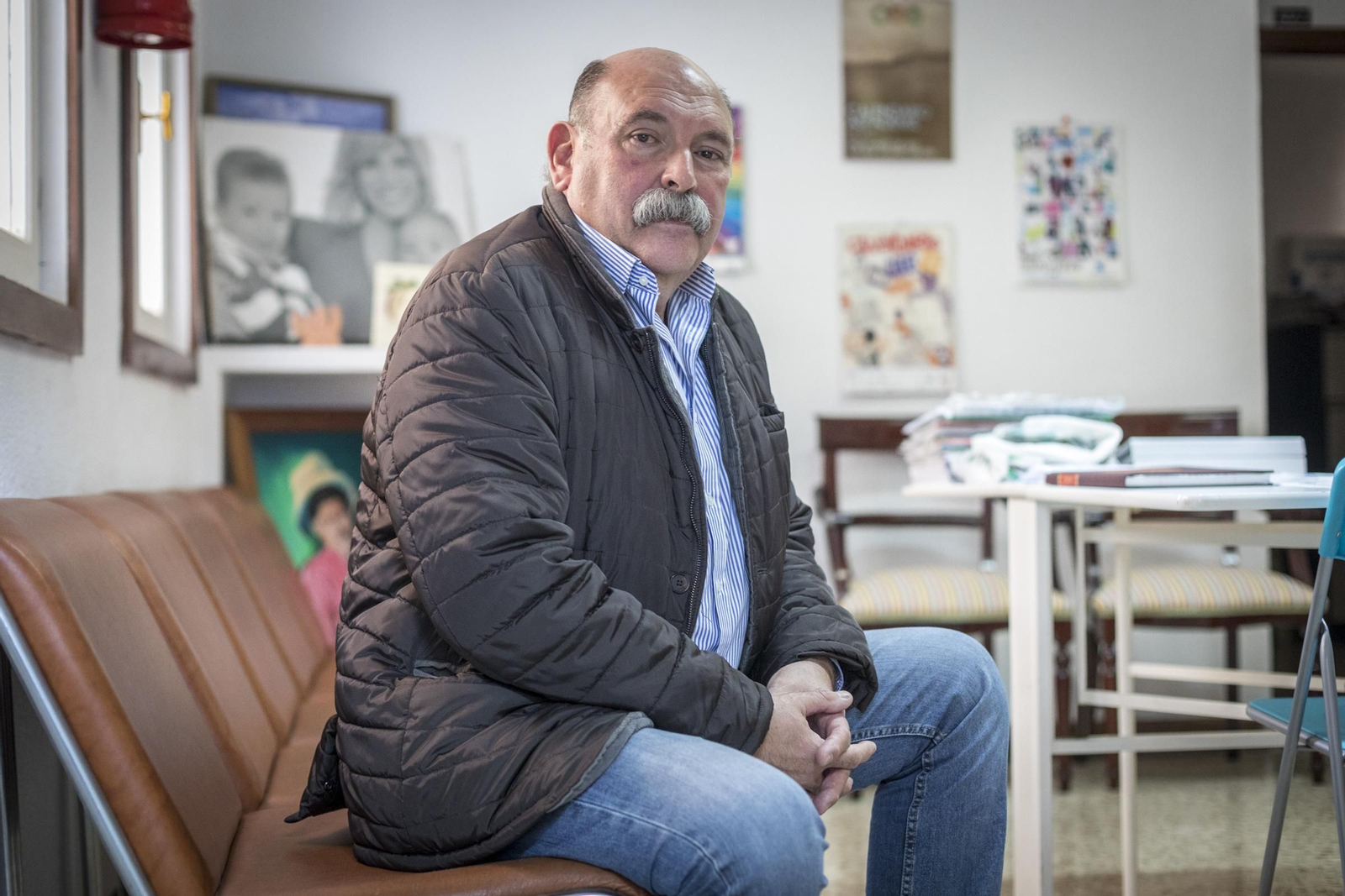 Paco Martín en las oficinas que tiene Aspademis en la Cuesta de las Calesas.