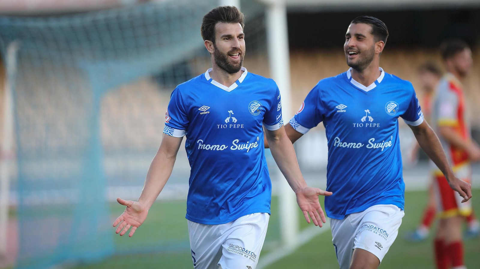 Alberto Durán celebra junto a Oca un gol en Chapín.