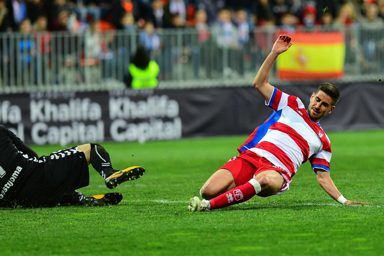 Ojeda trata de alcanzar un balón en el área del Rayo.