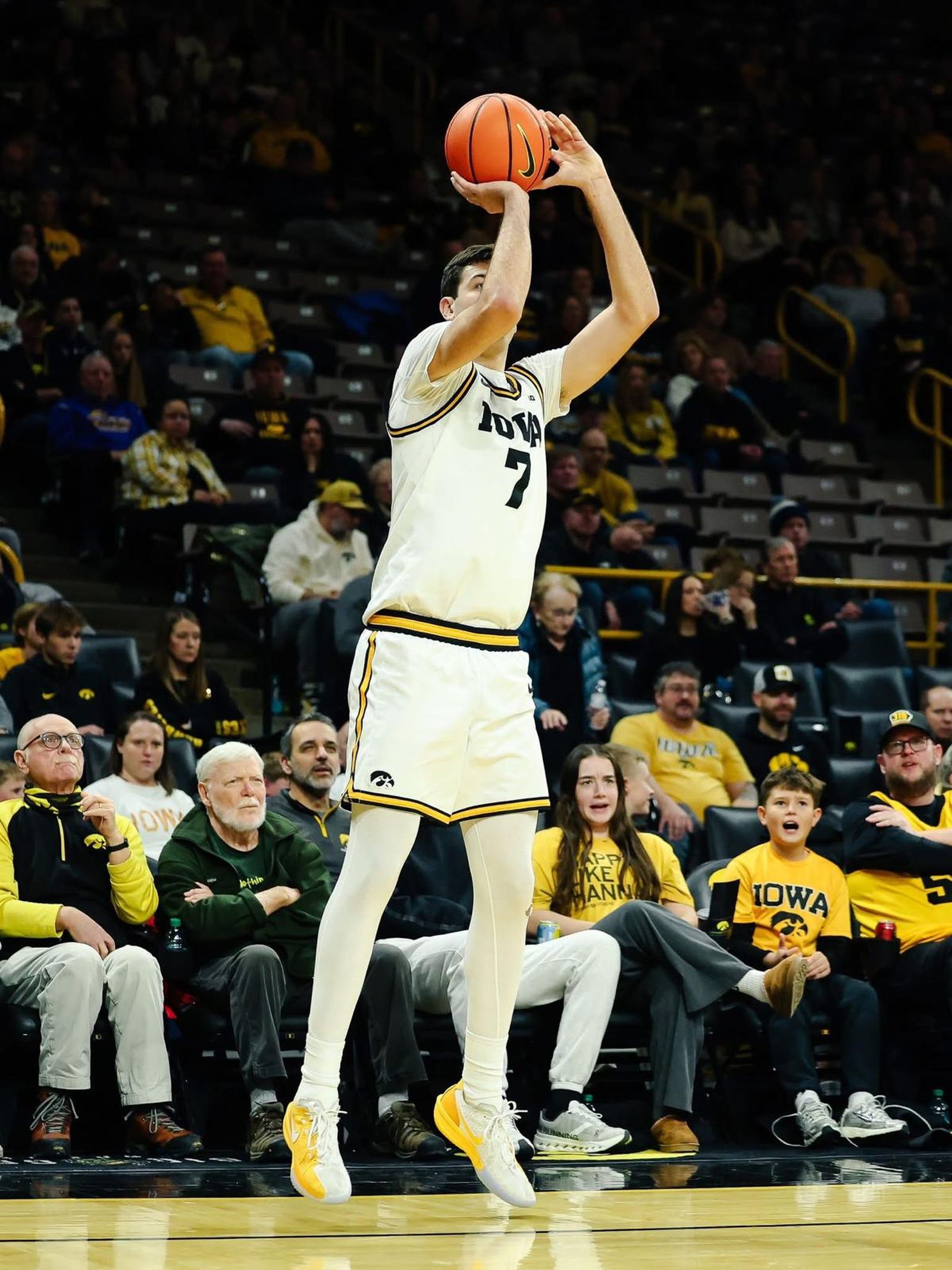 NCAA: Álvaro Folgueiras brilla para despedir el 2025