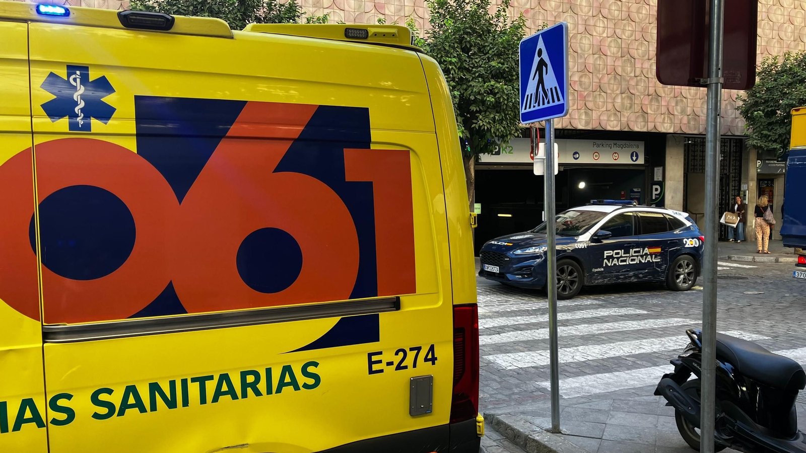 La ambulancia del 061 que recogió al herido y un patrullero de la Policía, ayer viernes junto al Parking Magdalena.