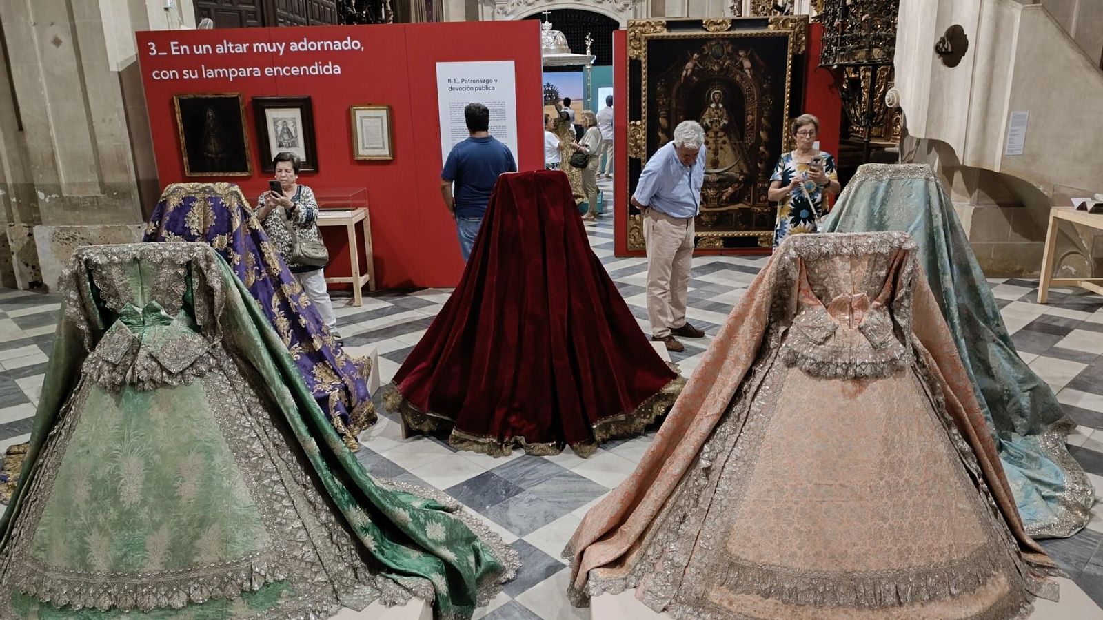 Conjunto de mantos y sayas del XIX.