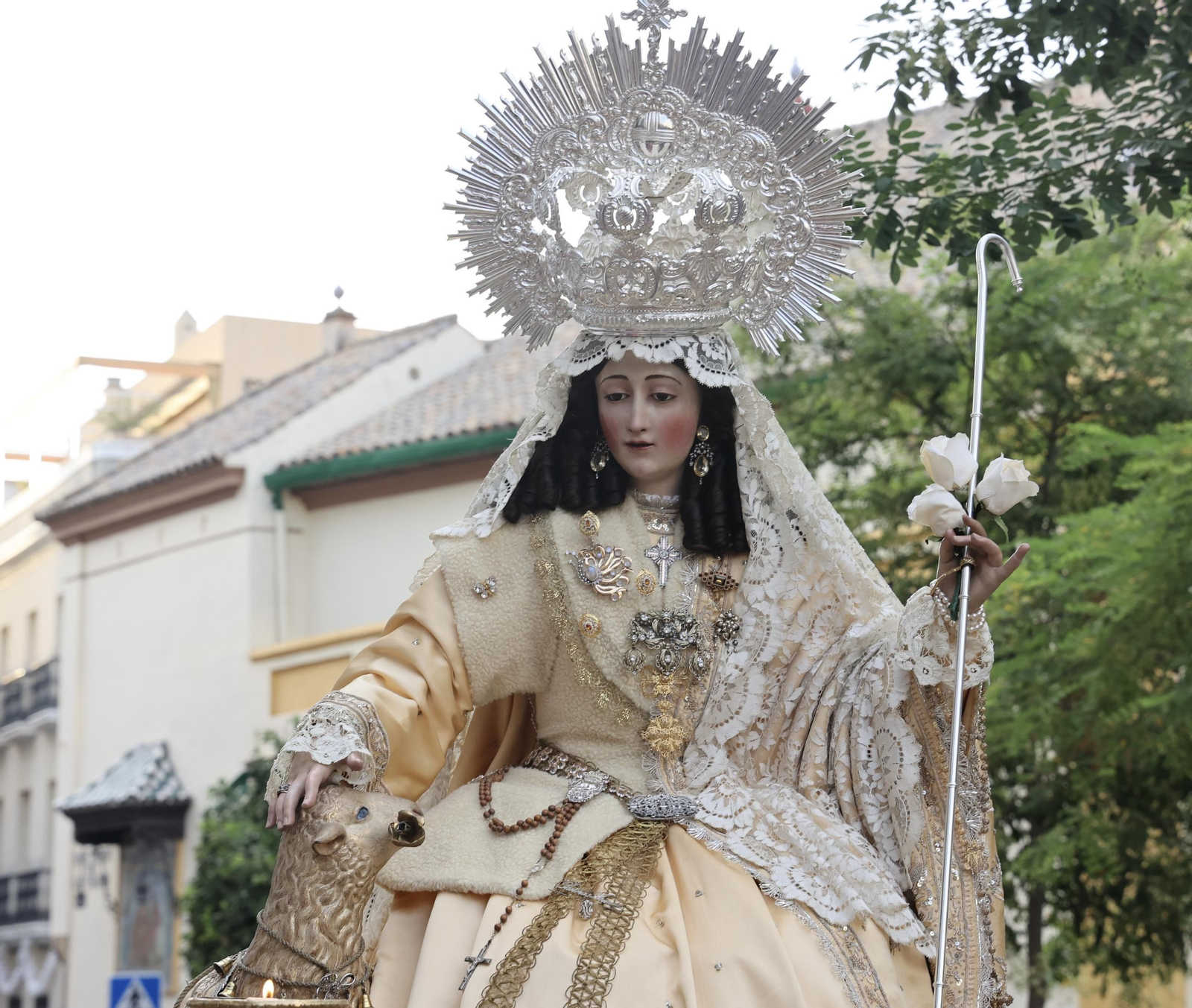 El traslado de la Pastora de Santa Marina a la parroquia de San Pedro, en imágenes