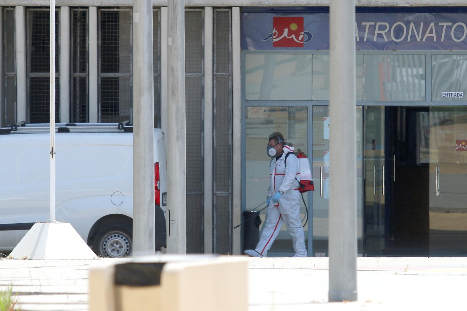 Las imágenes de la desinfección del Estadio del Mediterráneo