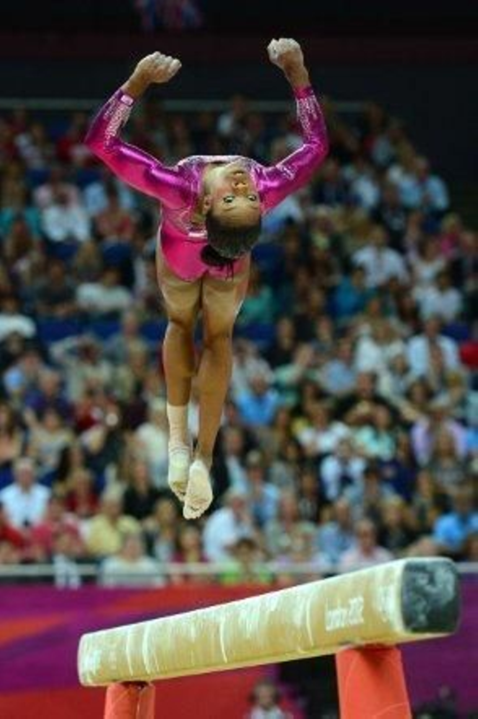 Douglas, primera gimnasta negra que gana el concurso completo