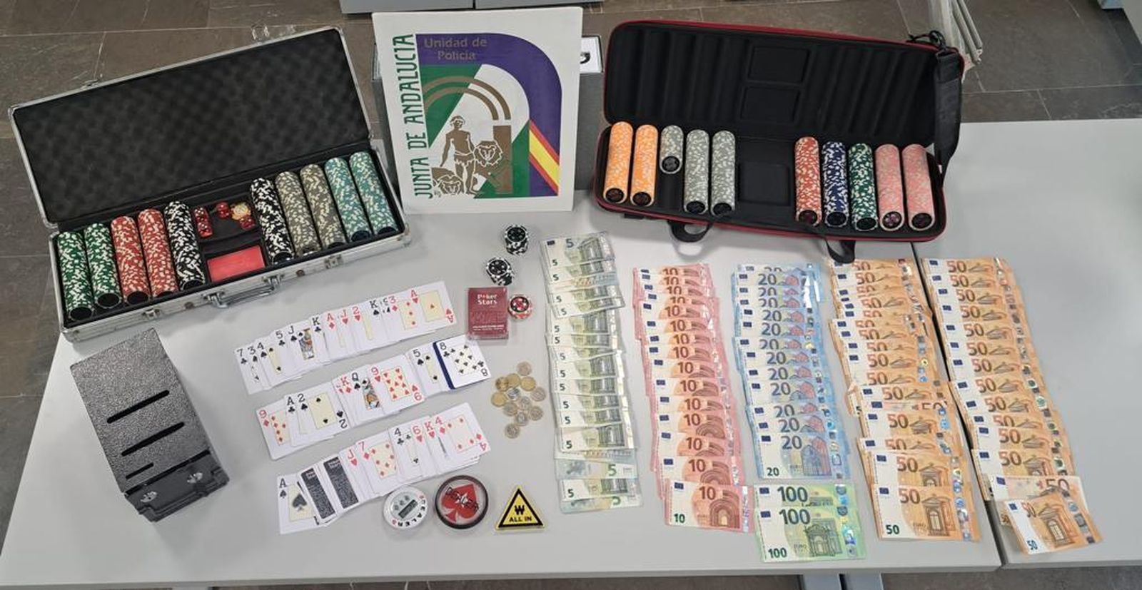 Los efectos intervenidos al desmantelar el casino ilegal en El Cuervo.