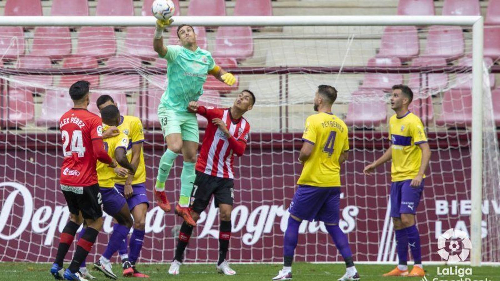Fernando salta a despejar un balón.