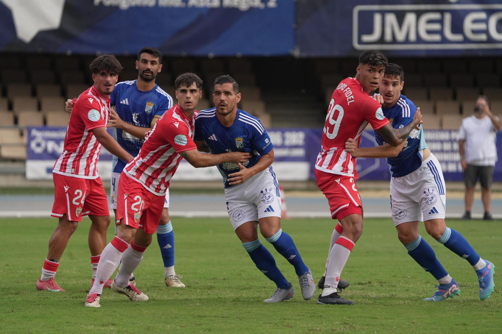 Adri, Josete y Moisés buscan el remate en un saque de esquina.