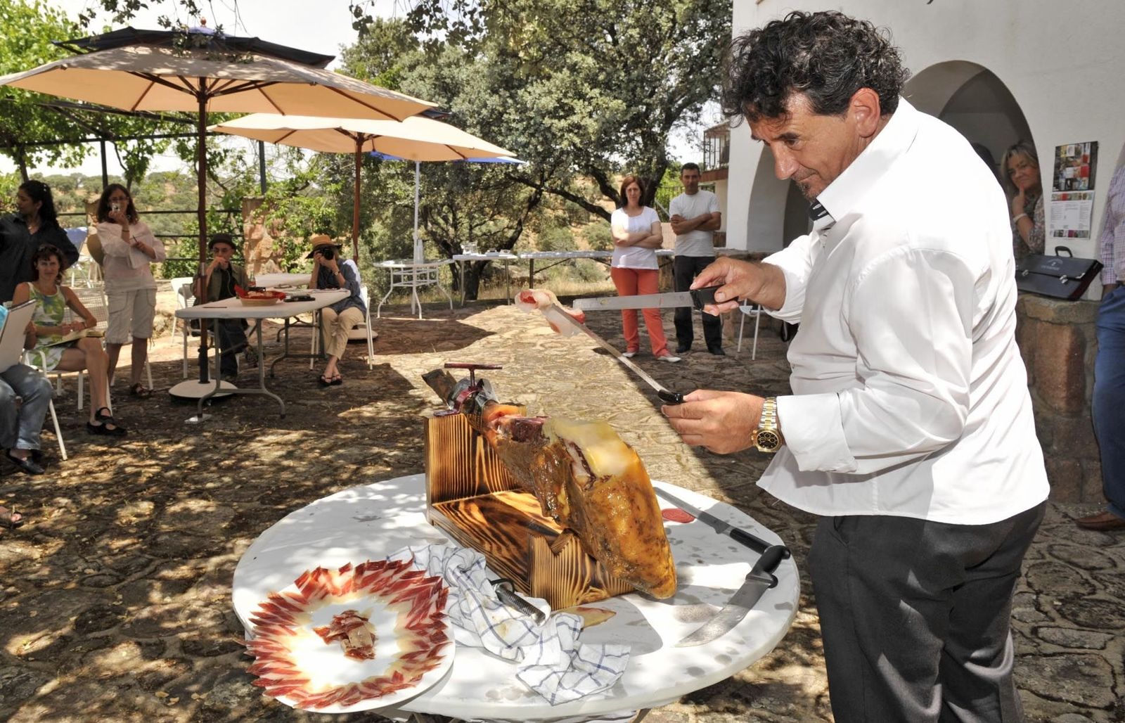 Florencio Sanchidrián cortando jamón en un evento
