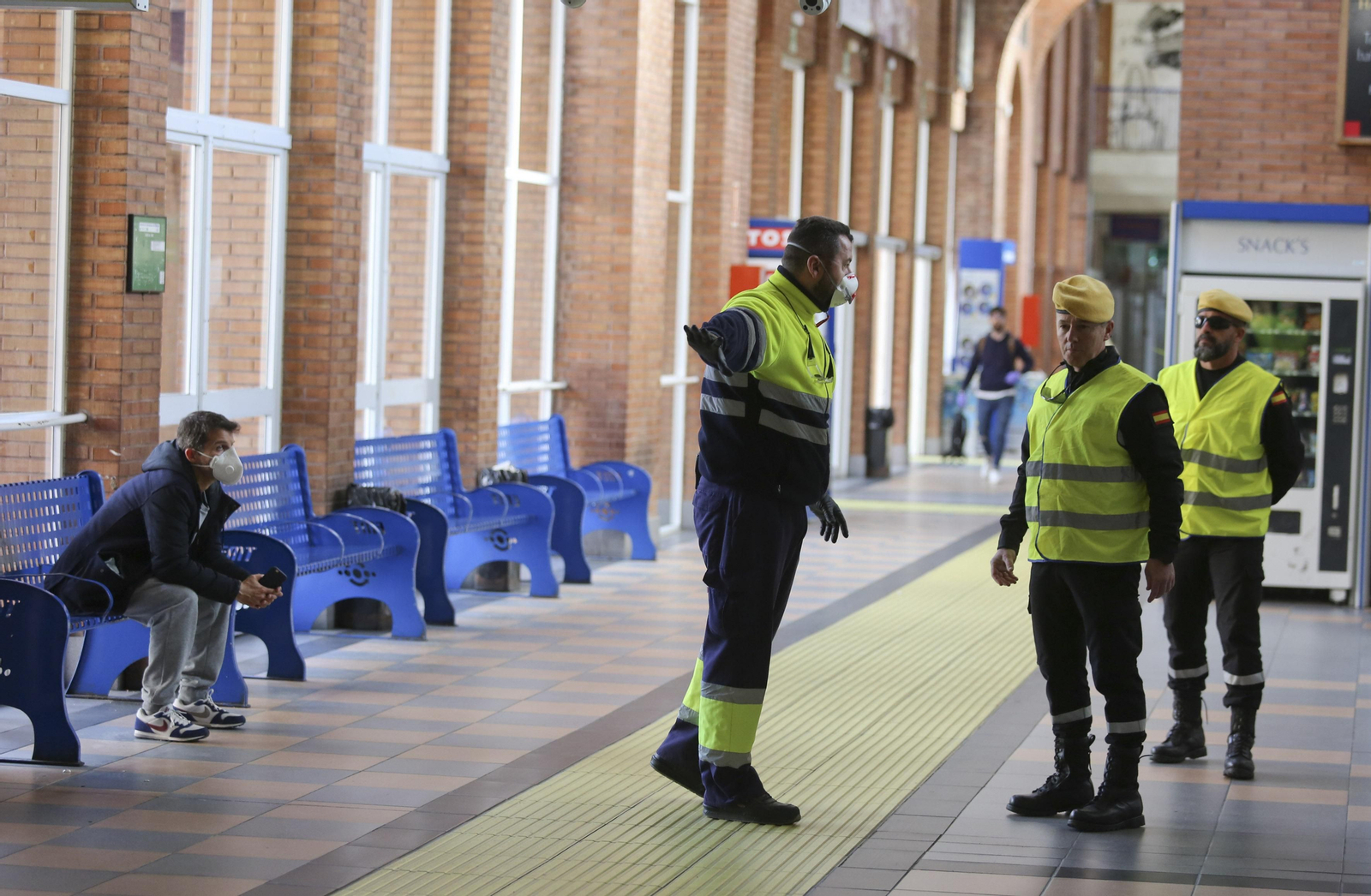 La UME desinfecta en Málaga la estación de autobuses y el puerto, en fotos