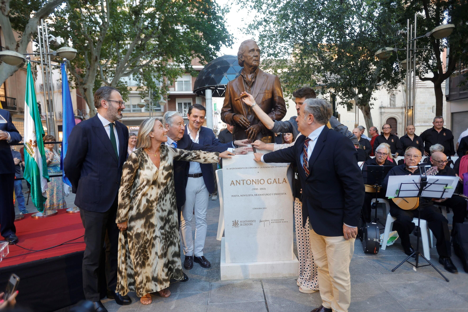 Las fotos del descubrimiento del busto homenaje a Antonio Gala en Córdoba