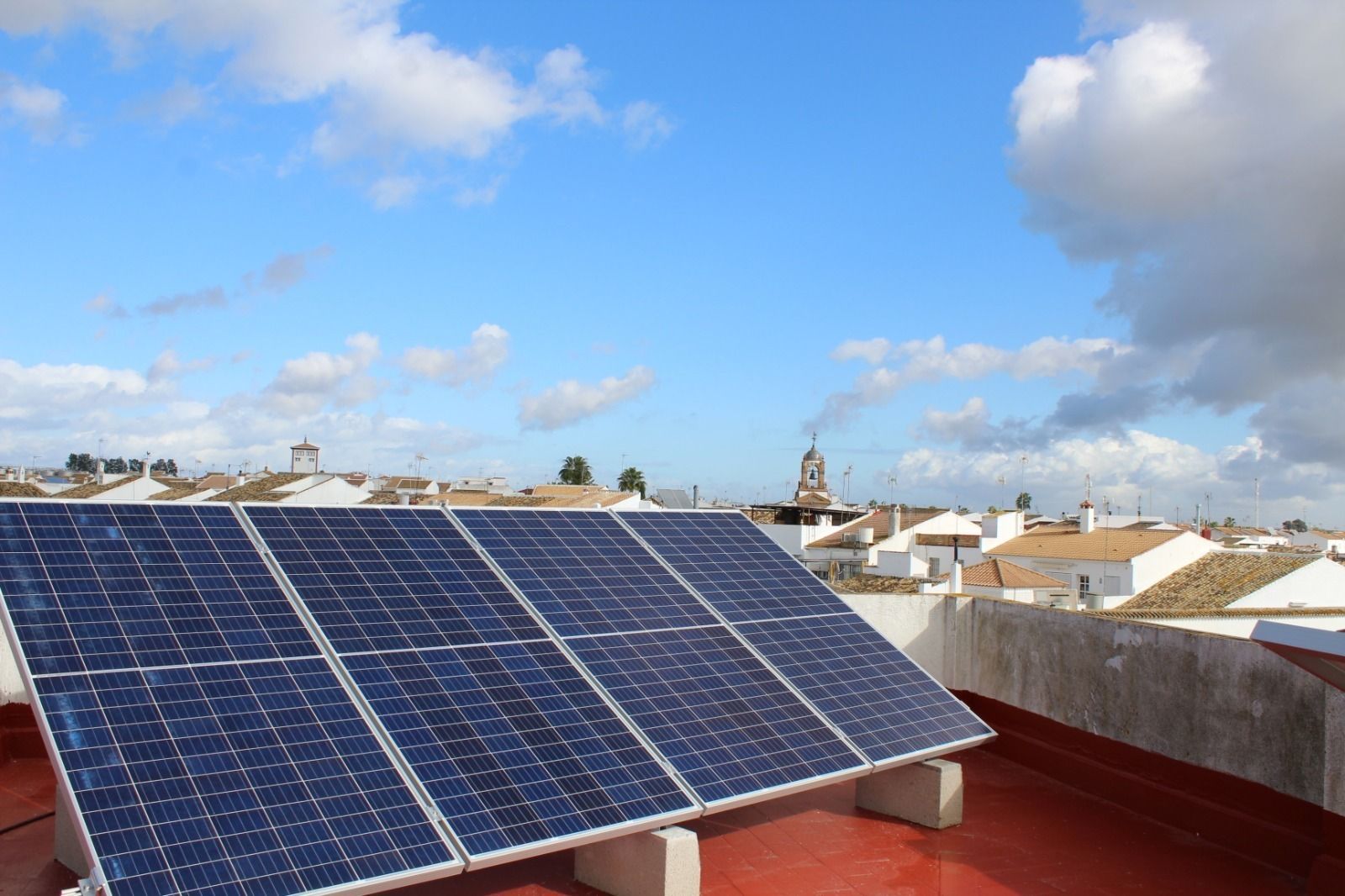 Placas fotovoltaicas en la azotea de un edificio.