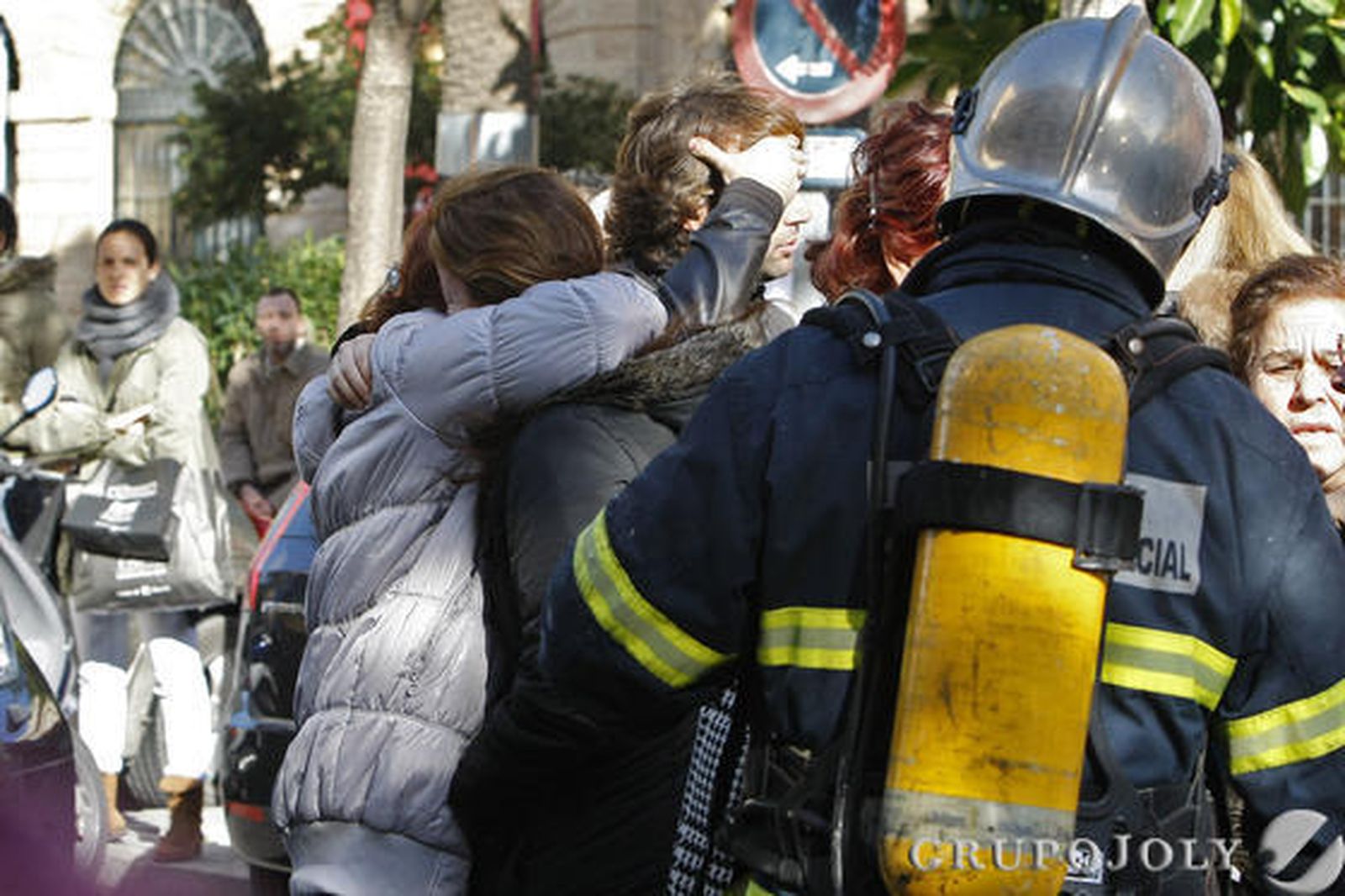 Bomberos intervienen en el incendio de una vivienda en la calle María Auxiliadora de la capital.

Foto: Jose Braza