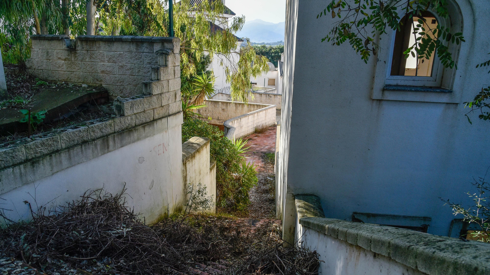 Fotos de la urbanización abandonada en Cortijo Grande, en Los Barrios