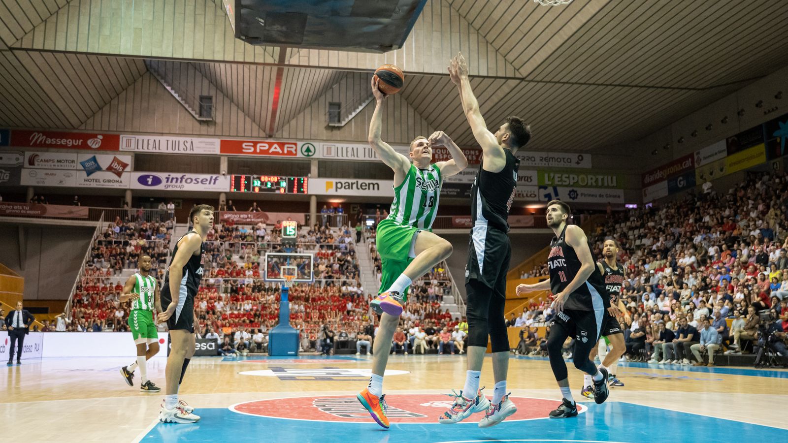 Pasecniks entra a canasta con decisión.