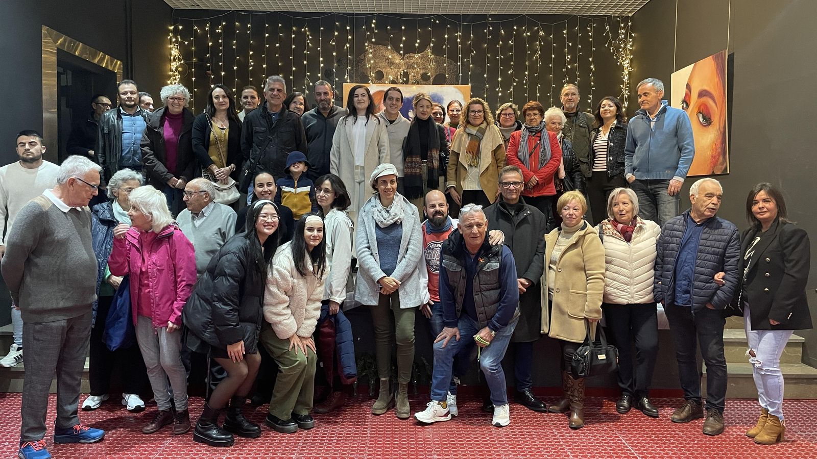 Foto de familia durante la inauguración de la joven artista jiennense.