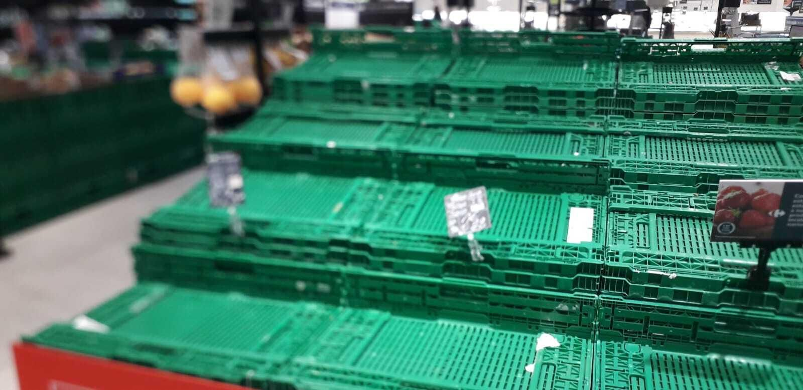 Palés vacíos de frutas y verduras en un supermercado de la comarca esta semana.