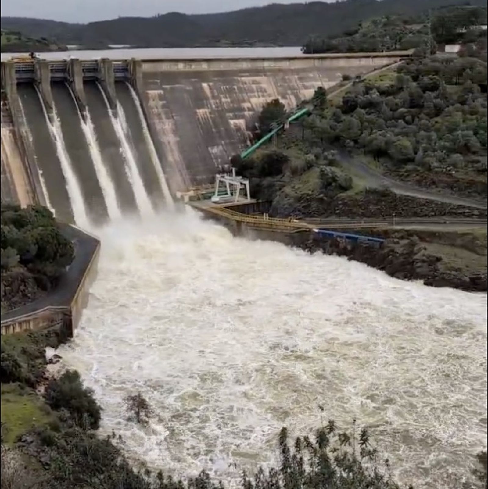 El embalse del Chanza abriendo sus cuatro puertas | Imagen de X @Felixizq94
