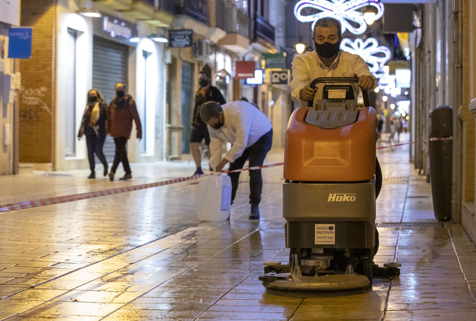 Máquina aplicando el tratamiento antideslizante en una de las calles peatonales