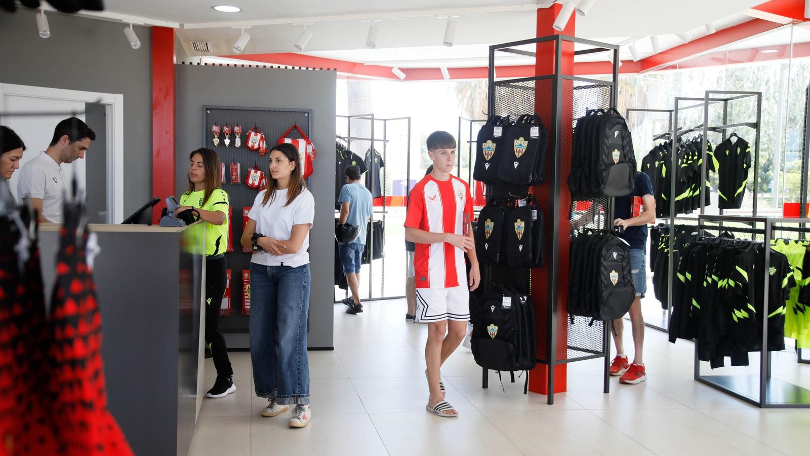La tienda oficial ya disponía de la nueva indumentaria y también las secundarias, de color negro y amarillo fosforito La tienda oficial ya disponía de la nueva indumentaria y también las secundarias, de color negro y amarillo fosforito