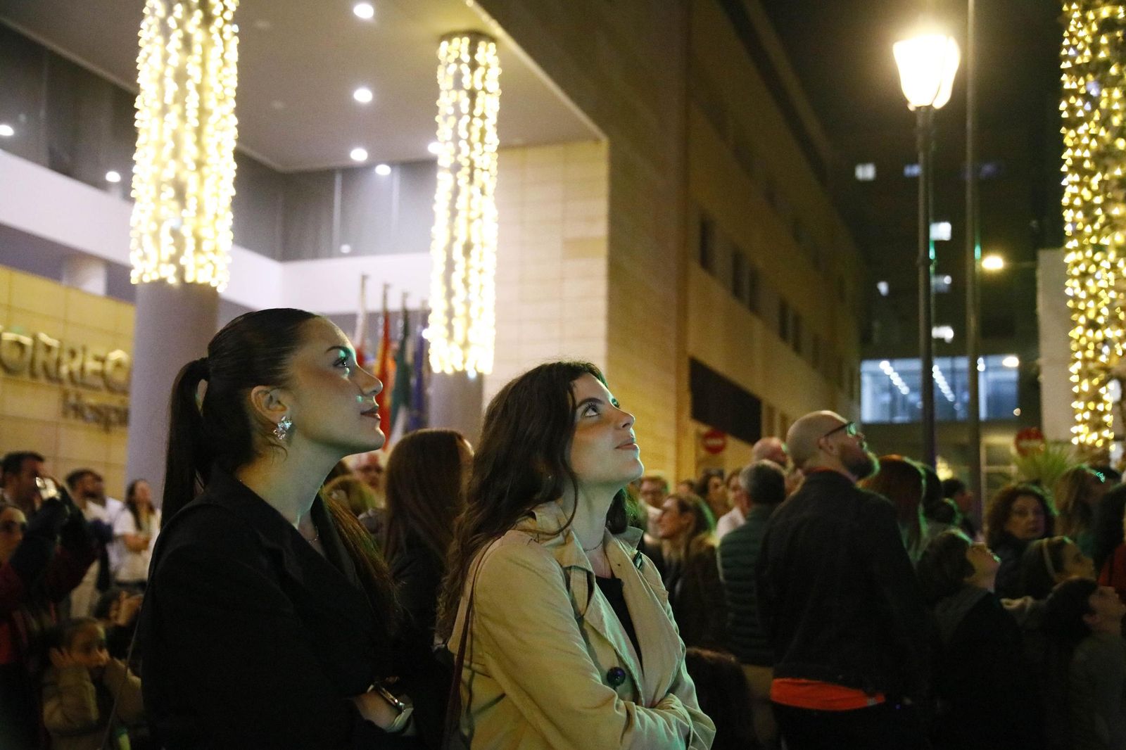 Las imágenes del encendido de la iluminación navideña en el Hospital Torrecárdenas de Almería