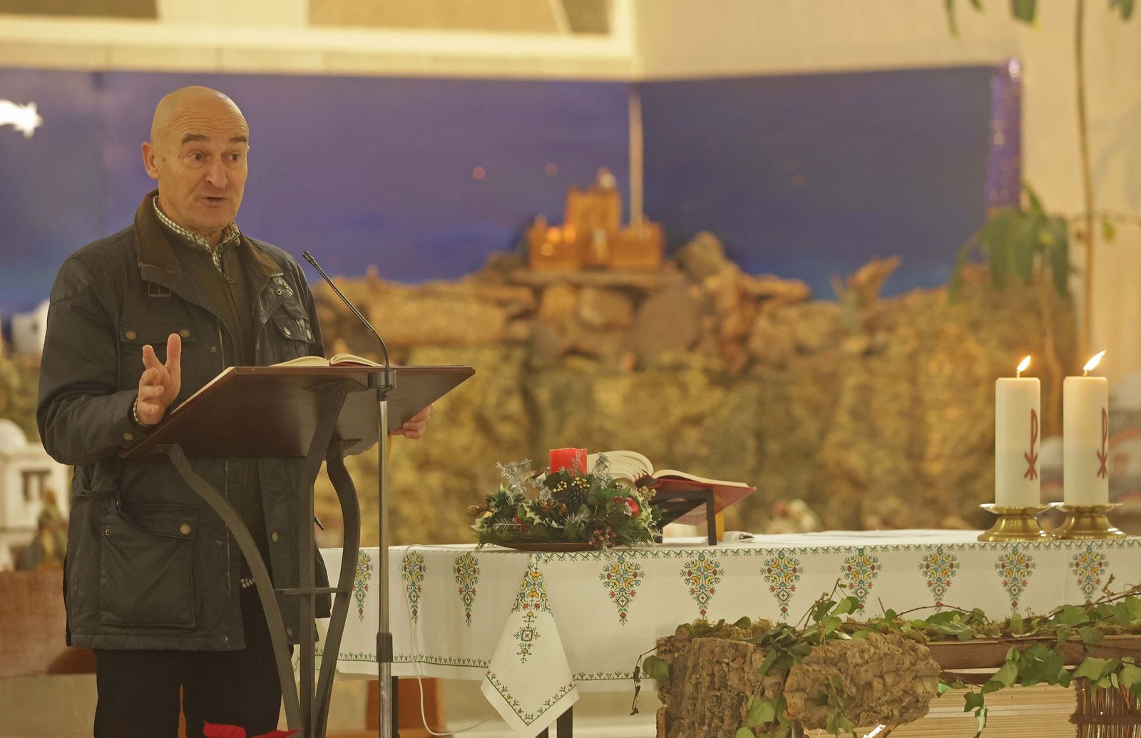 Fotos de la misa conmemorativa de los 50 años de dedicación del padre Pedro a la parroquia y al barrio de La Piñera