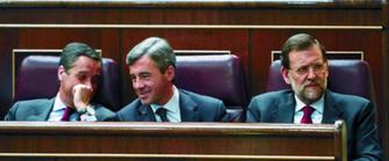 Eduardo Zaplana, Ángel Acebes y Mariano Rajoy en una imagen que no se repetirá esta legislatura en el Congreso.