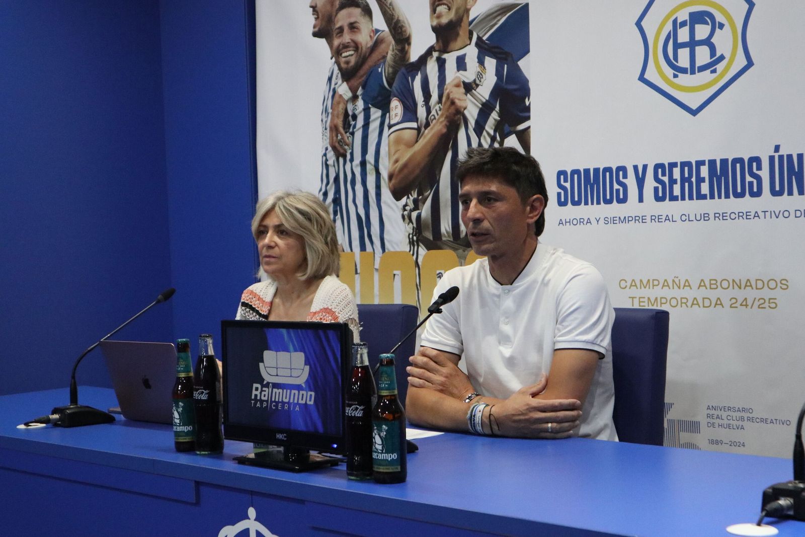 Begoña Calderón y Jesús Vázquez, en sala de prensa, durante la presentación de la campaña de abonados.