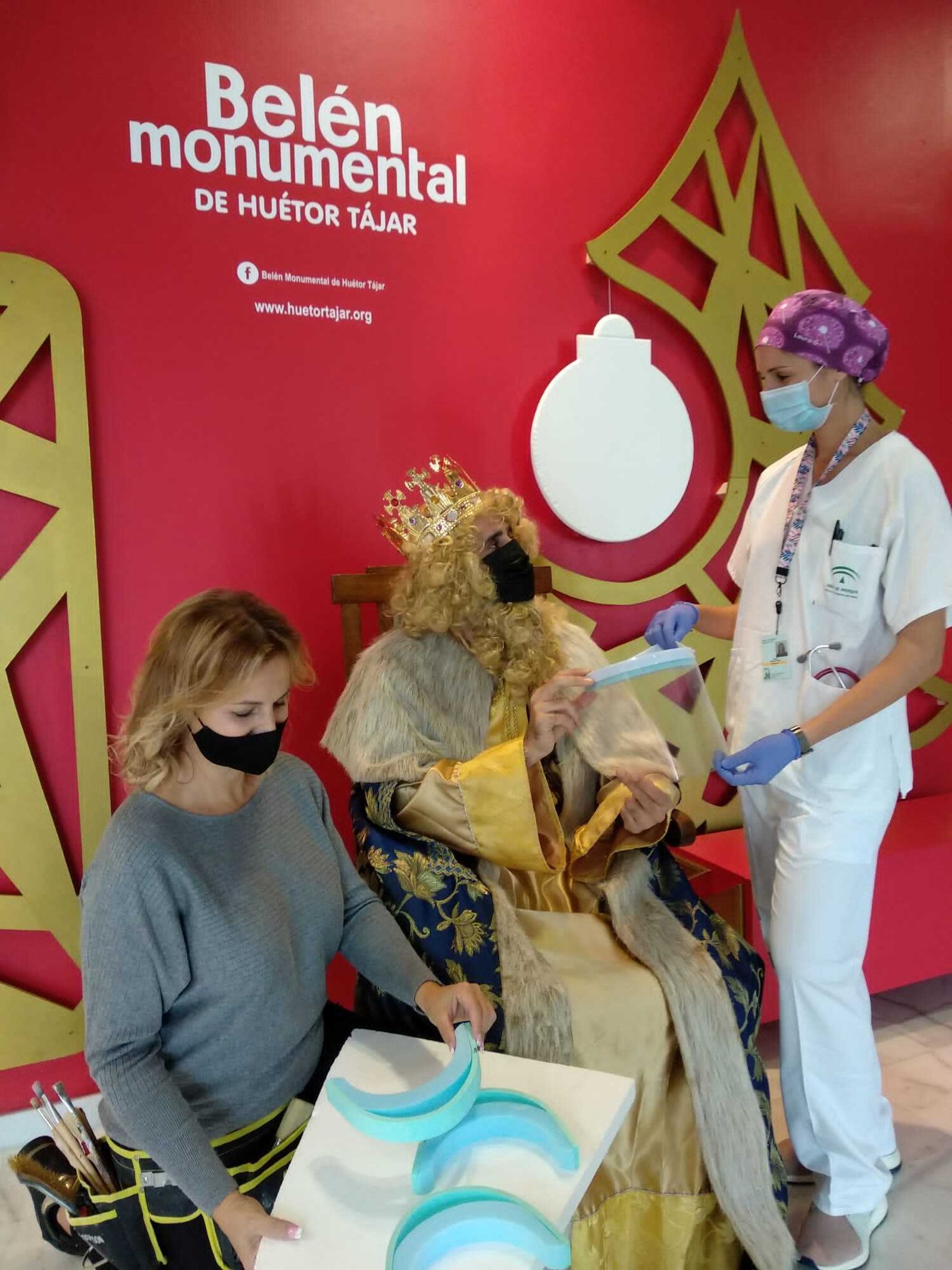 El corcho de belén y la cabalgata de Reyes de Huétor Tájar, convertido en pantallas contra el Covid-19