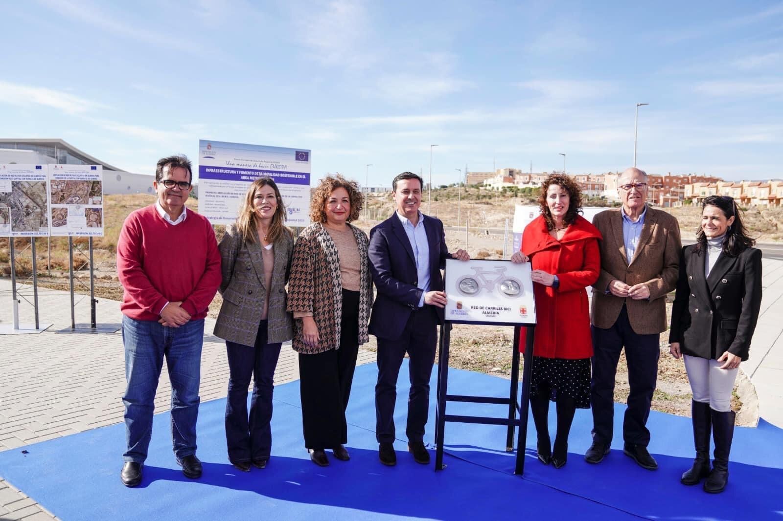 Los representantes de Diputación y los Ayuntamientos de Almería y Huércal en el inicio de las obras