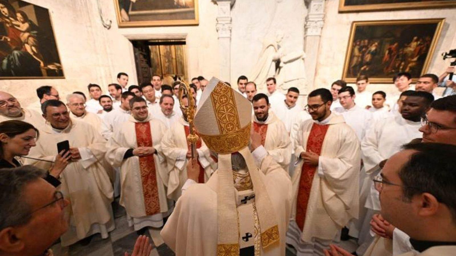 Saiz Meneses, junto a los nuevos sacerdotes.