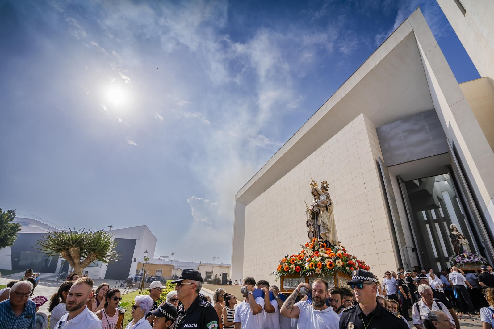 La procesión de la Virgen del Carmen y Santa Ana pone el broche final a las fiestas del Puerto de Roquetas