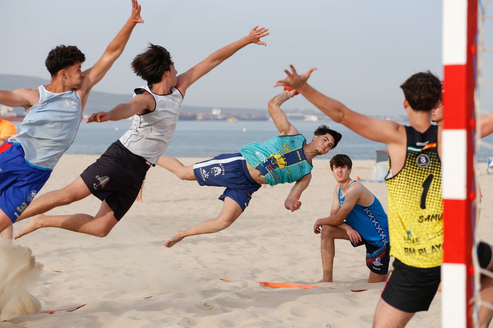 Entrenamiento de la selección andaluza juvenil de balonmano playa, en imágenes