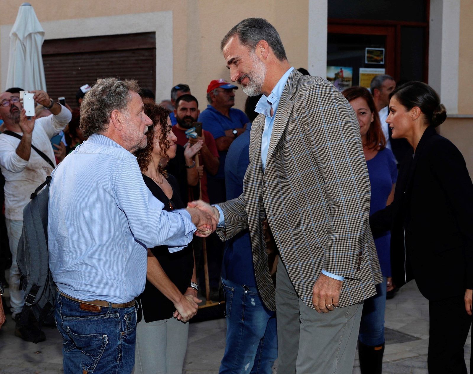 Los Reyes visitan a los afectados por las inundaciones en Mallorca.