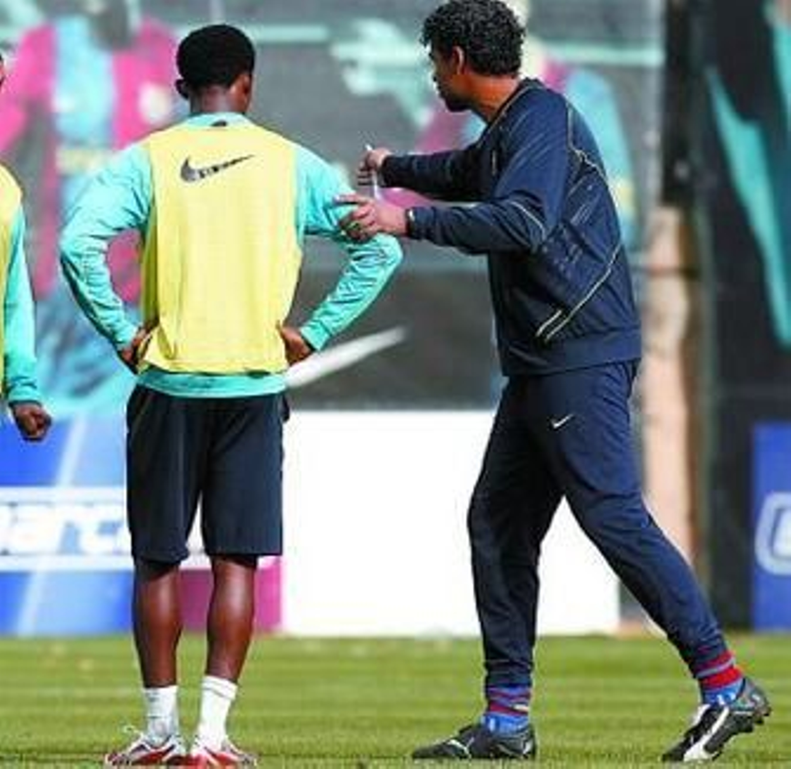 Rijkaard da instrucciones a Eto'o en un entrenamiento.