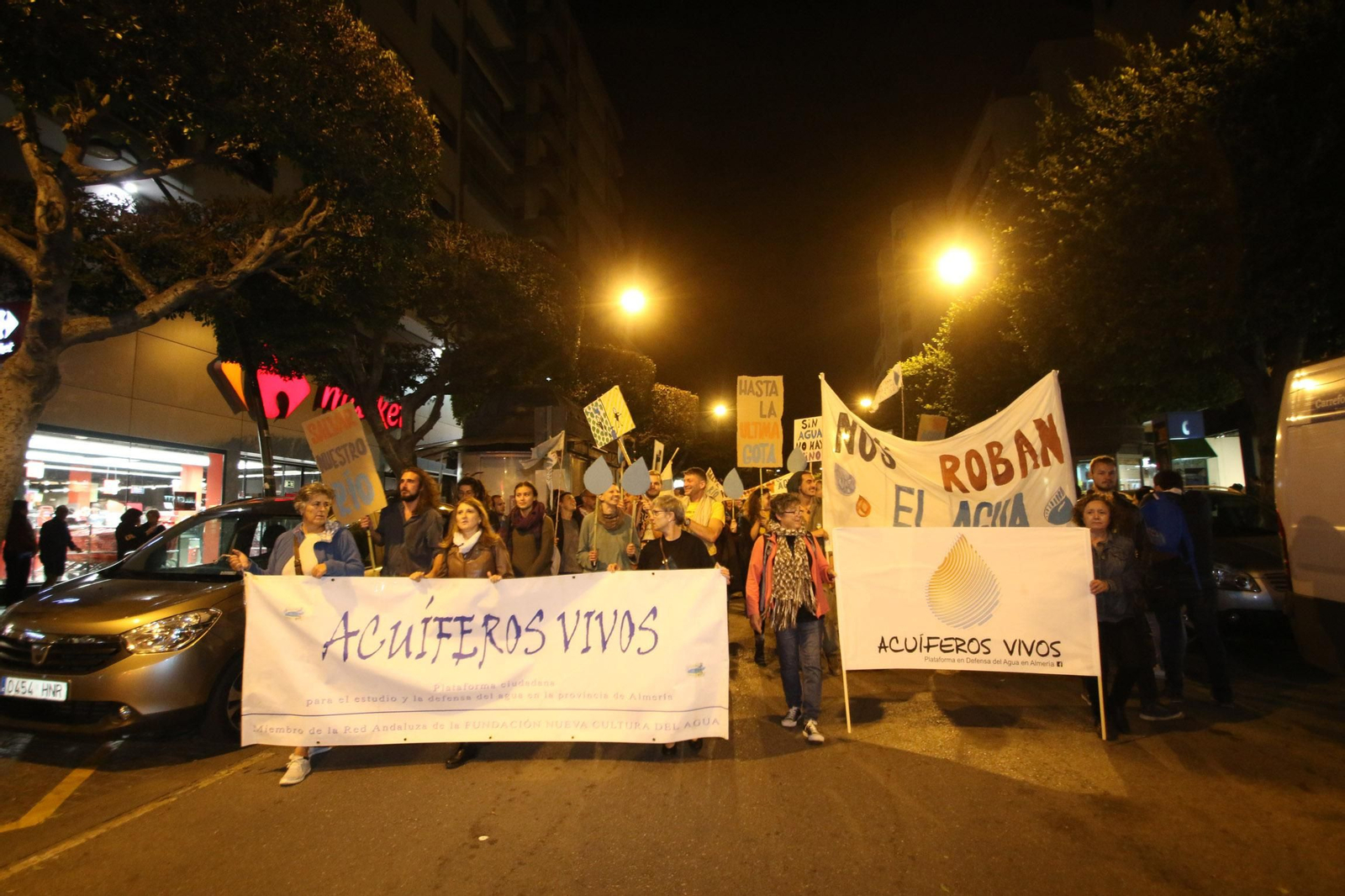 Pancartas y carteles en la cabecera de la manifestación de ayer.