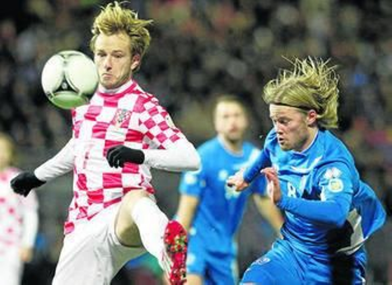 Rakitic intenta controlar ante el islandés Bjarnason, en la ida de la repesca.