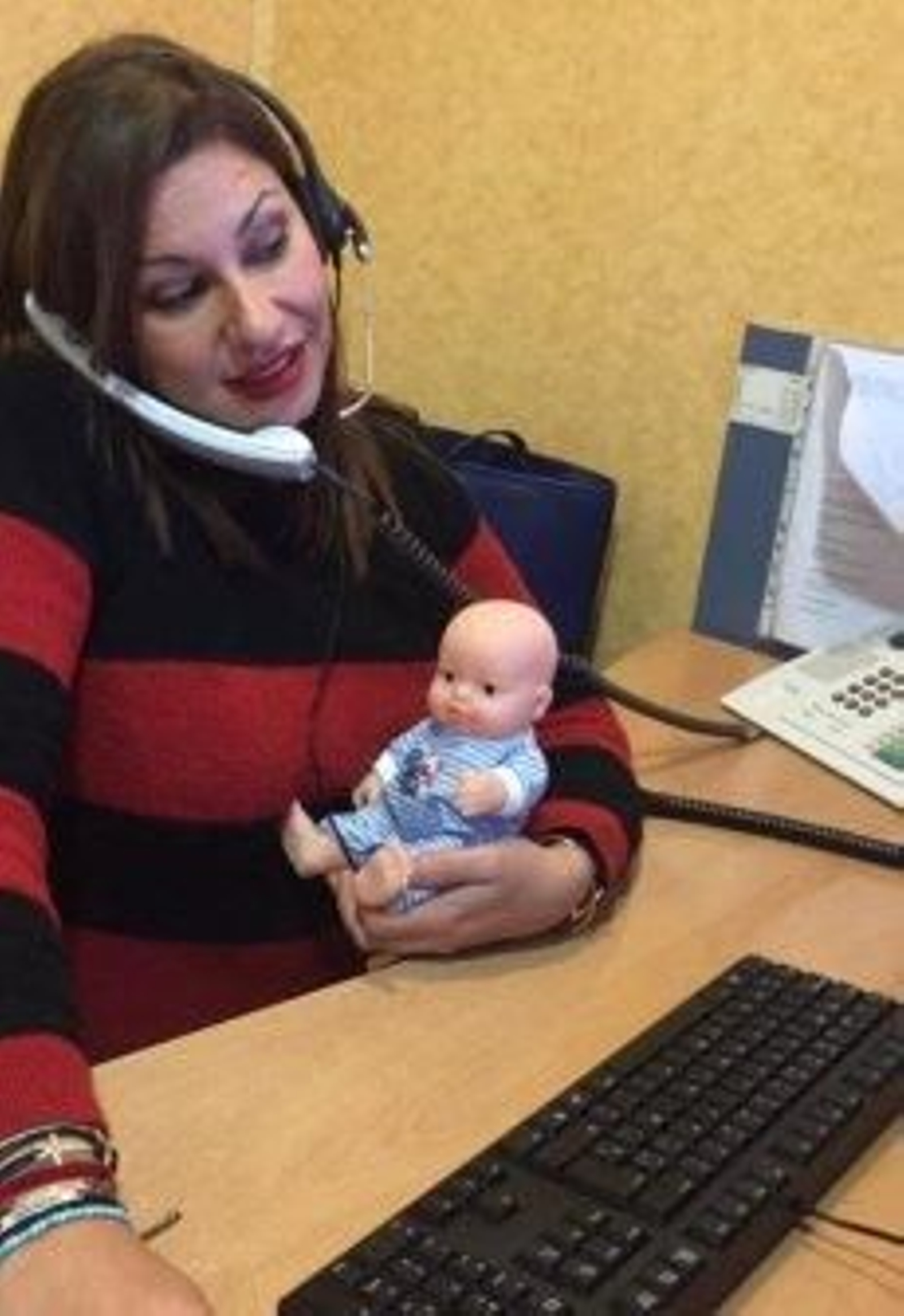 Una madre arrasa en las redes con un muñeco en el trabajo