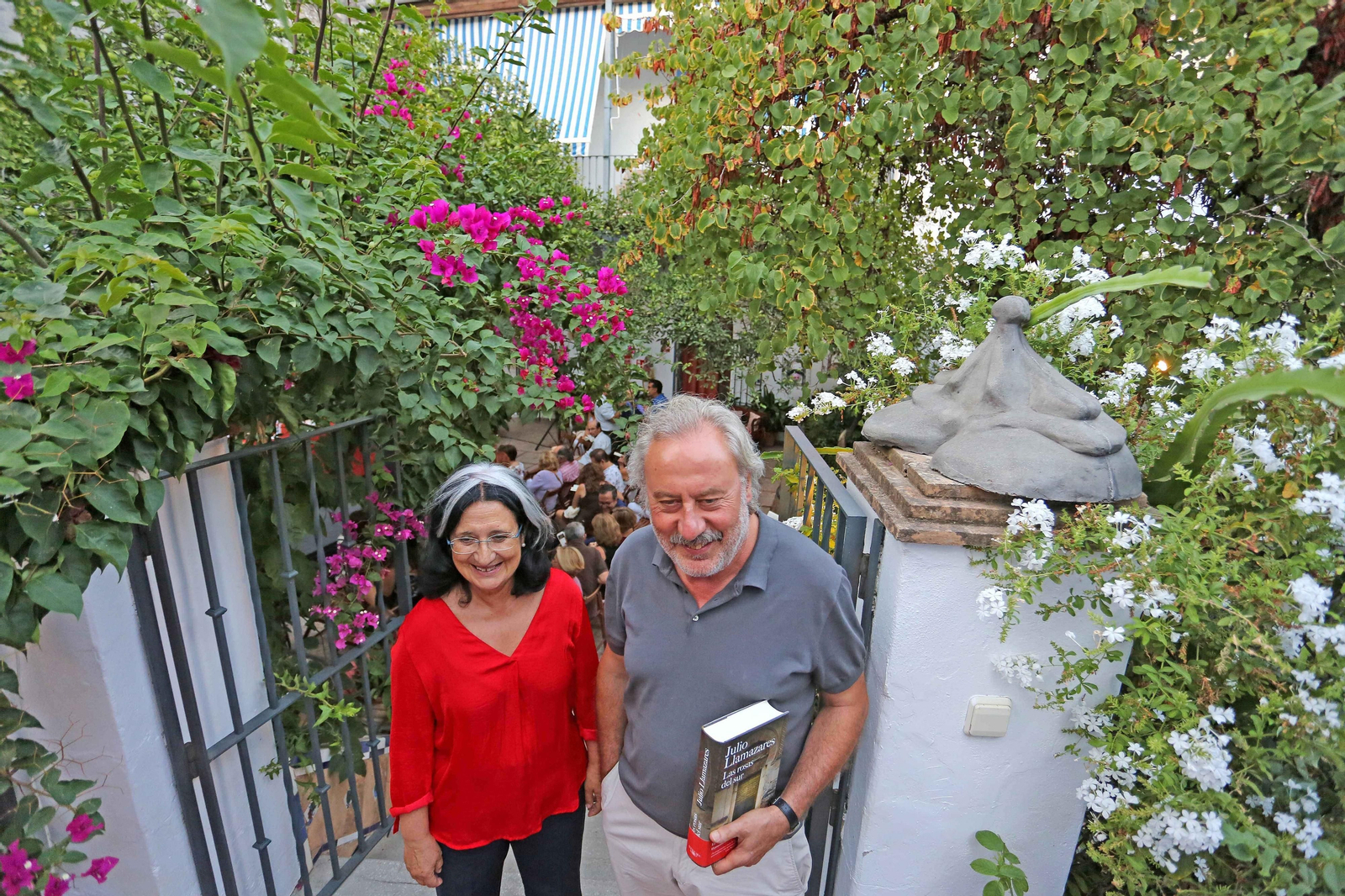Julio Llamazares presenta sus 'rosas del sur' Julio Llamazares presenta sus 'rosas del sur'