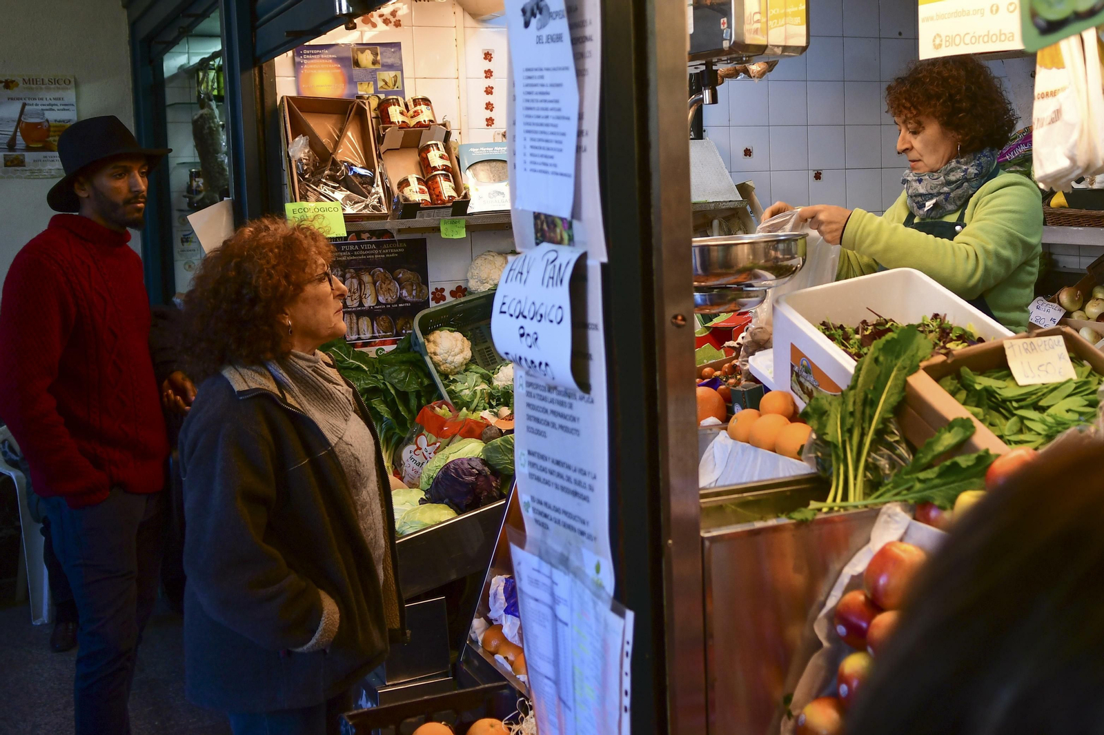 Una tendera atiende en su puesto del mercado de Sánchez Peña.