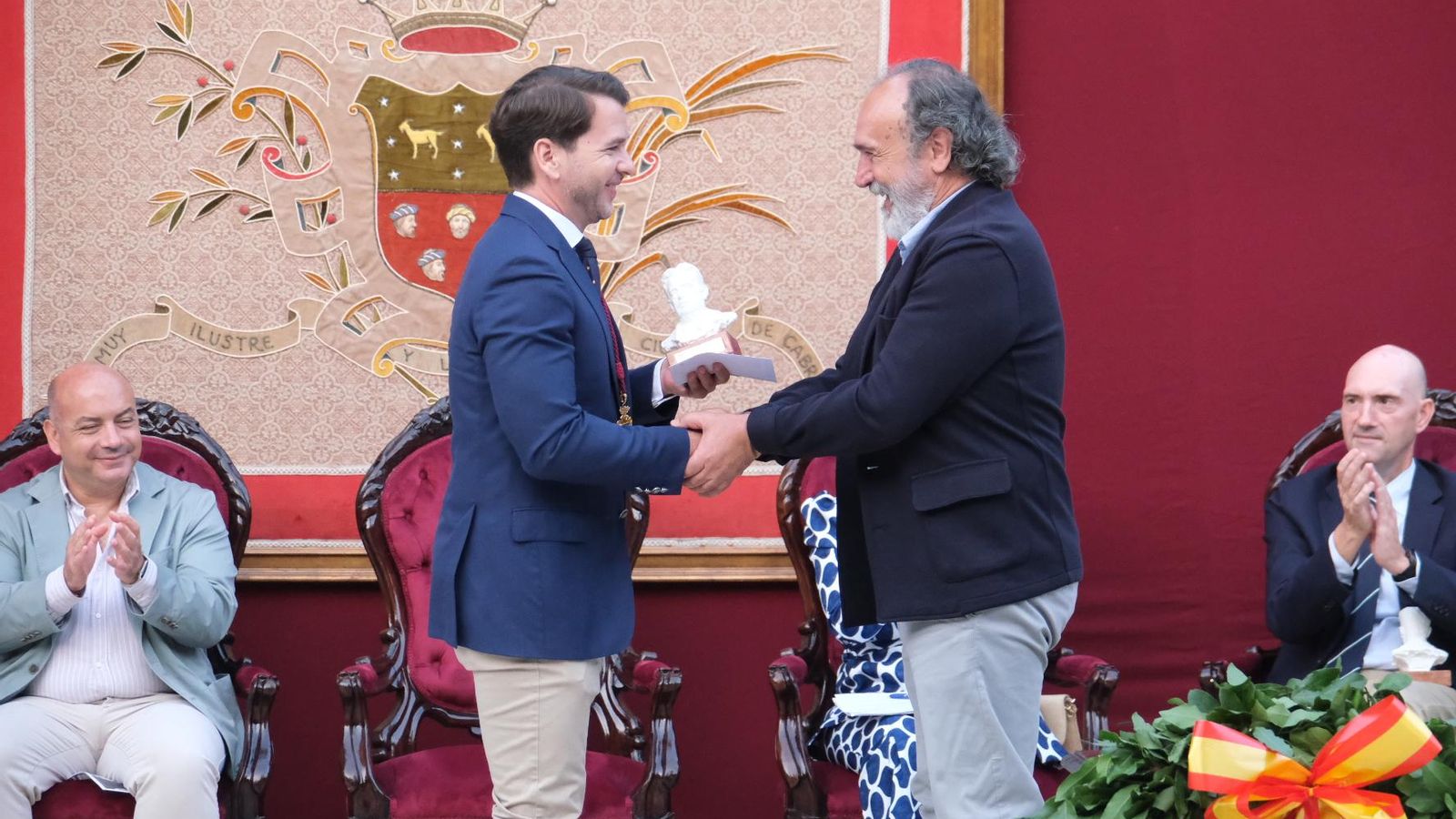 El algecireño Francisco Javier Rodríguez Barranco recoge el galardón del Premio de Novela. El algecireño Francisco Javier Rodríguez Barranco recoge el galardón del Premio de Novela.